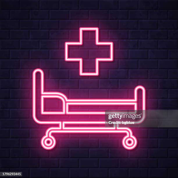 ilustraciones, imágenes clip art, dibujos animados e iconos de stock de cama de hospital. icono de neón brillante sobre fondo de pared de ladrillo - urgencias-hospital