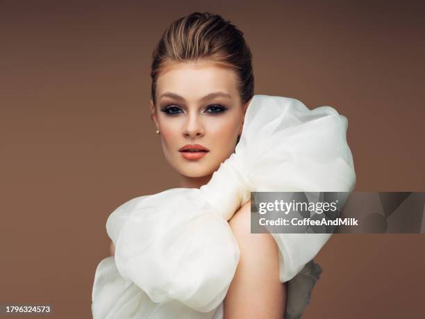 schöne blonde frau als braut - weißes kleid stock-fotos und bilder