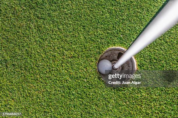 zenith view of a golf ball inside a hole - green de golf fotografías e imágenes de stock