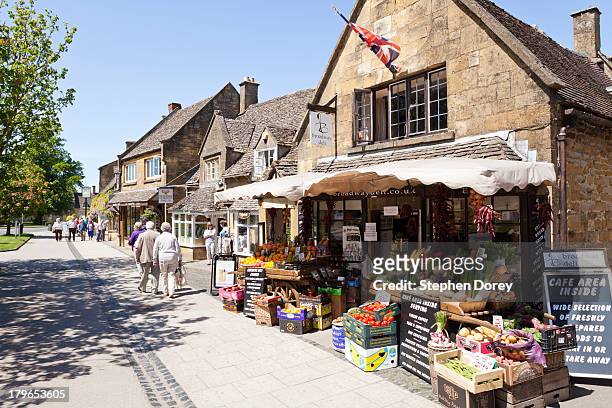 the high street in broadway, worcestershire uk - village stock pictures, royalty-free photos & images