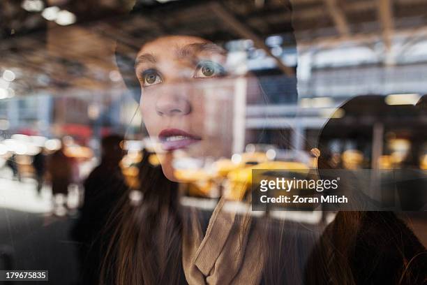 teen in new york city - window shopping stock-fotos und bilder