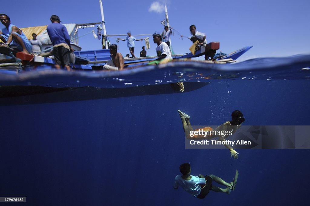 Pa aling divers swim in the South China Sea