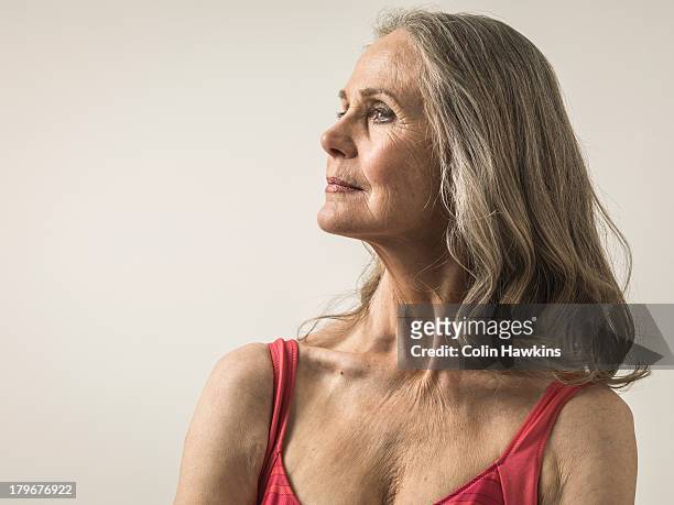 profile portrait of senior female in sports top - wrinkled stockfoto's en -beelden