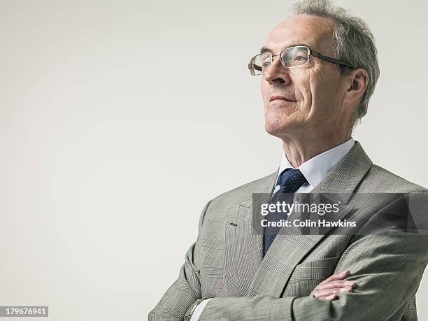 portrait of elderly business man - costume complet photos et images de collection