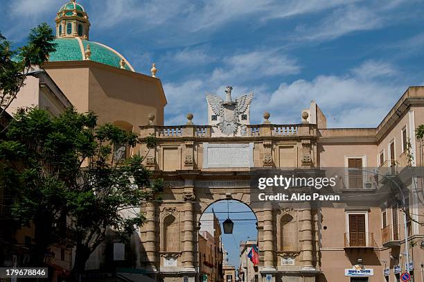 italy, marsala, garibaldi gate - marsala sicily fotografías e imágenes de stock