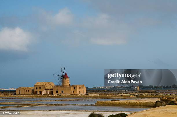 italy, marsala, salt-works ettore e infersa - marsala sicily fotografías e imágenes de stock