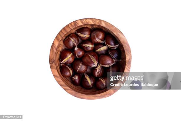 bowl of roasted chestnuts - châtaigne photos et images de collection