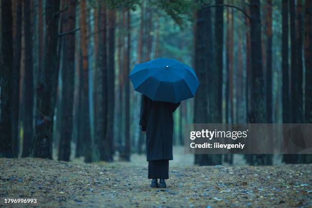 frau mit regenschirm. regen. schlechtes wetter. depression - auflauern stock-fotos und bilder
