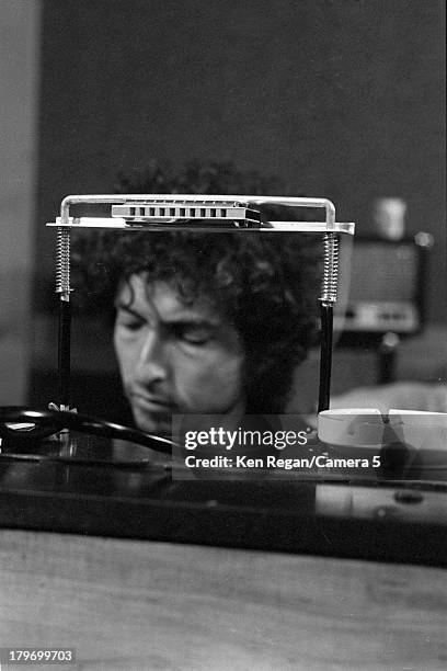 Musician Bob Dylan is photographed in the recording studio during the Rolling Thunder Revue in October 1975 in New York City. CREDIT MUST READ: Ken...