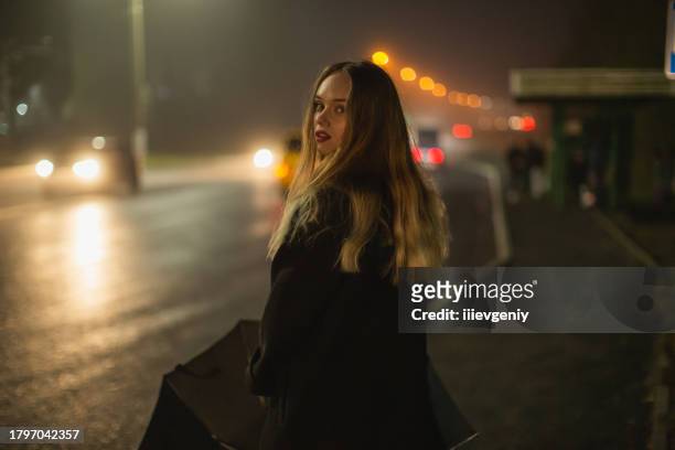 mujer en el fondo de la calle de la ciudad de la noche. - acosador fotografías e imágenes de stock