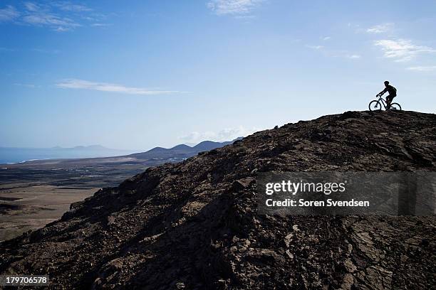 man mountain biking,  pica del cuchillo, lanzarote - cuchillo stockfoto's en -beelden