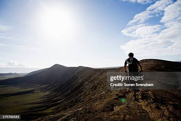 man mountain biking, caldera del cuchillo, lanzarote - cuchillo stockfoto's en -beelden