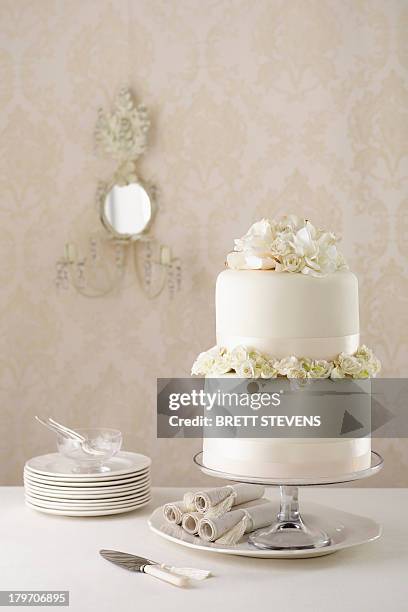two tier wedding cake with knife and plates - cake tier stock pictures, royalty-free photos & images