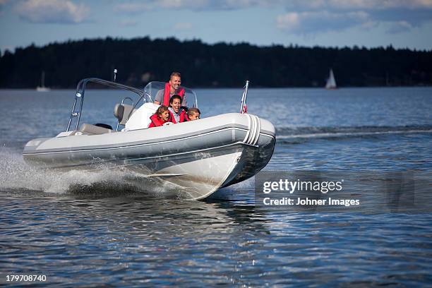 family in motorboat - canot pneumatique photos et images de collection