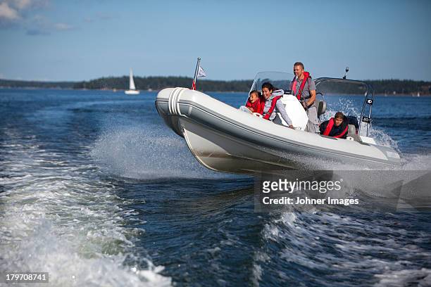 family in motorboat - life jacket stockfoto's en -beelden
