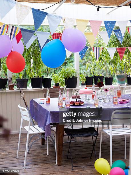 table set for children party - banderole stockfoto's en -beelden