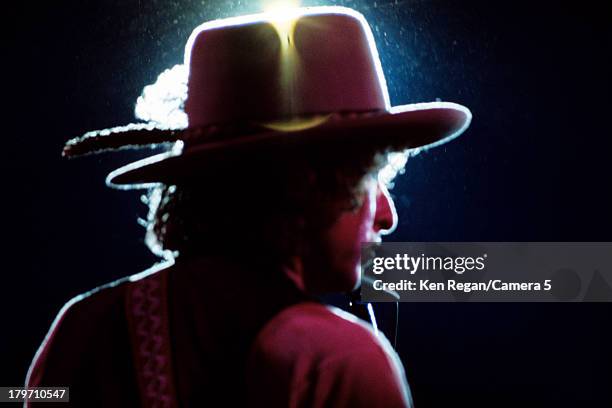 Musician Bob Dylan is photographed onstage during the Rolling Thunder Revue in 1975. CREDIT MUST READ: Ken Regan/Camera 5 via Contour by Getty Images.