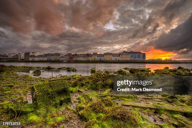 an siulan fada | claddagh quay, galway city. - galway stockfoto's en -beelden