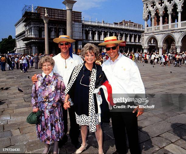 Grit Boettcher und ihre Mutter Margarethe,;Venedig/Italien, mit Gondolieren,