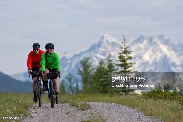 gravel road biking couple - partnership men bikes stockfoto's en -beelden