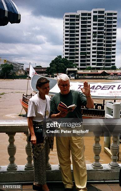 Peter Weck und Ehefrau Ingrid feiern 20.;Hochzeitstag am 22. Juni 1997, hier am;"Chao Praya" Fluß, Bangkok/Thailand 1994,