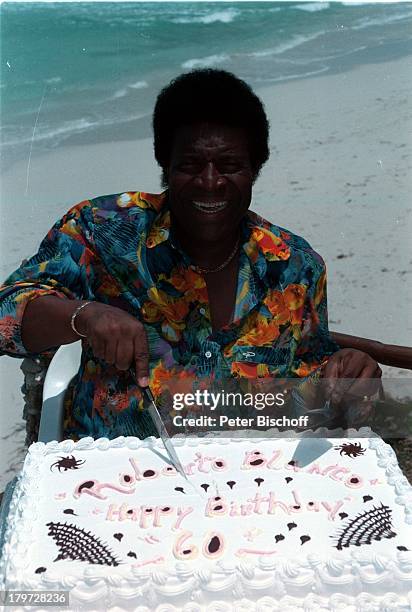 Roberto Blanco, am Strand von Varadero;überreicht ein Angestellter des LTI-Hotels;"Bella Casa" vorab eine Geburtstags-Tort,;die Roberto sogleich...