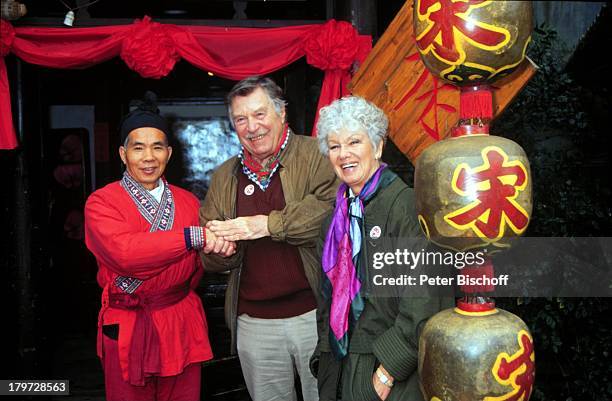 Maria Sebaldt mit Ehemann Robert Freitag und einem Wahrsager, ZDF-Serie "Das Traumschiff" "Hongkong", China, chinesische Schrift, Schriftzeichen, ,...