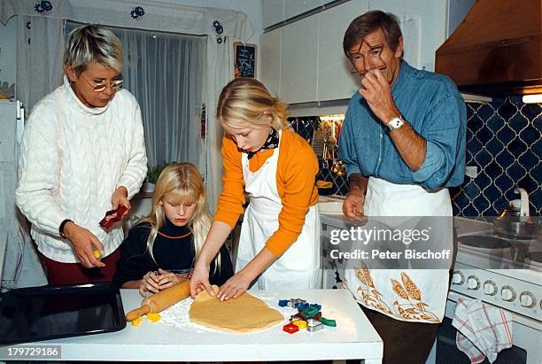 Horst Janson mit Ehefrau Hella mit Kindern;Sarah-Jane und Laura-Maria, Homestory,;München, Küche, Plätzchen backen;Weihnachten,