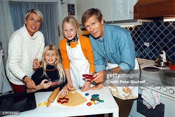 Horst Janson mit Ehefrau Hella mit Kindern;Sarah-Jane und Laura-Maria, Homestory,;München, Küche, Plätzchen backen,;Weihnachten,