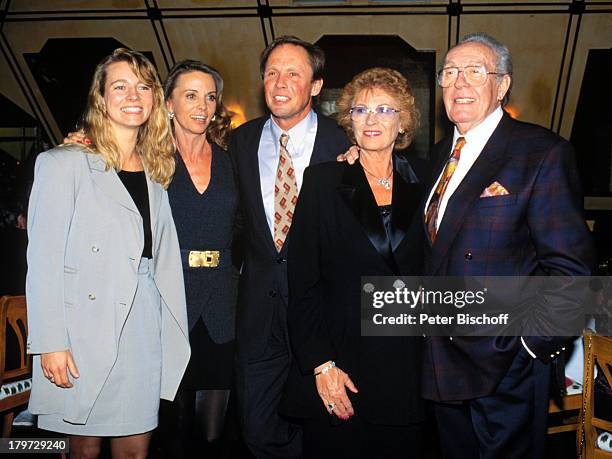 Ehemann Fred Kraus, Margit Schramm, Sohn Peter Kraus, Ehefrau Ingrid, Stieftochter Gabriele , Familie, Kinder, Tochter, Krawatte, Schmuck, Brille,...