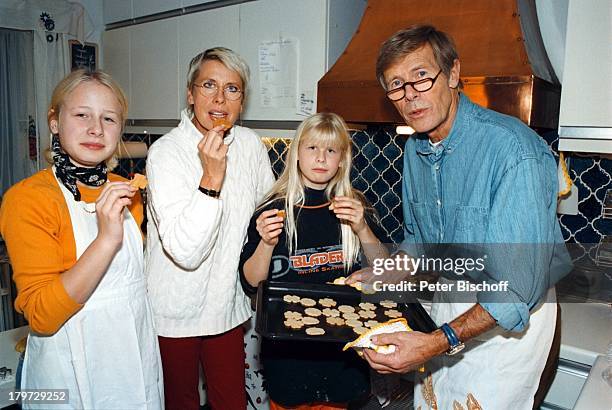 Horst Janson mit Ehefrau Hella mit Kindern;Sarah-Jane und Laura-Maria, Homestory,;München, Küche, Plätzchen backen,;Weihnachten,