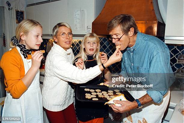 Horst Janson mit Ehefrau Hella mit Kindern;Sarah-Jane und Laura-Maria, Homestory,;München, Küche, Plätzchen backen,;Weihnachten,