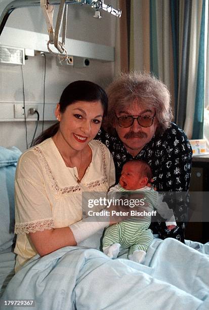 Bernhard Paul mit Ehefrau Eliana Paul und;Tochter Lilian, Krankenhaus,