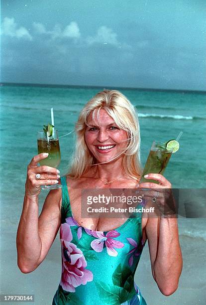 Marlene Charell mit kubanischen Cocktail;"Mojito", Badeanzug, Strand, beim Dreh zum;TV-Special "Heute so, morgen so; ";anläßlich Roberto Blancos...