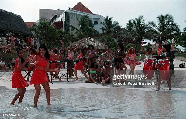 Roberto Blanco mit sexy "Ballett-Mädchen",;Dreh zum TV-Special "Heute so, morgen;so; ", Varadero /Kuba, Strand, Meer,