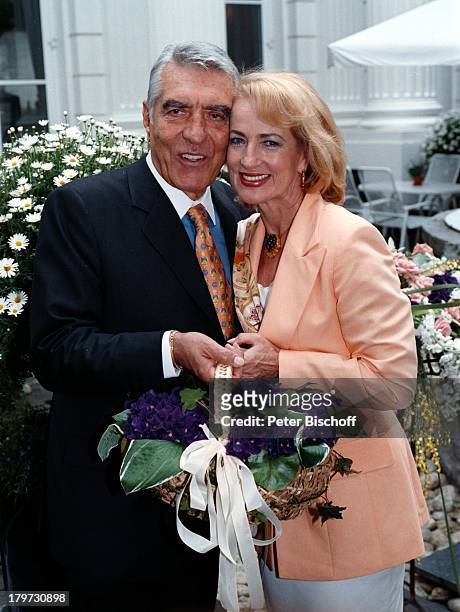 Dagmar Koller mit Ehemann Dr. Helmut Zilk; , "Fleurop-Lady 1996" , Eliza Doolittle in "My fair Lady", Sängerin, Schauspielerin, Paar, Blumen,...