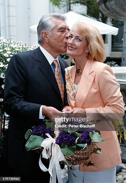 Dagmar Koller mit Ehemann Dr. Helmut Zilk, "Fleurop-Lady 1996" , Eliza Doolittle in "My fair Lady" , Kuß, küssen, Paar, Blumen, Sängerin,...