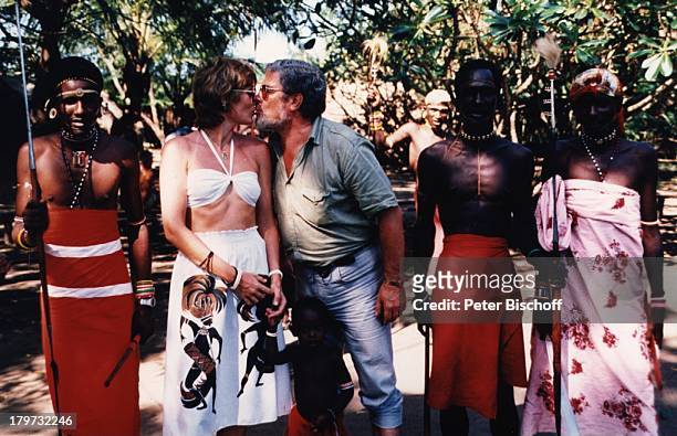 Horst Jankowski mit Ehefrau Franziska;Oehme , Urlaub, ;bei Ausflug in Kenia/Afrika, Orchesterchef, Musiker, Komponist, Pianist, Promis, Prominenter,...