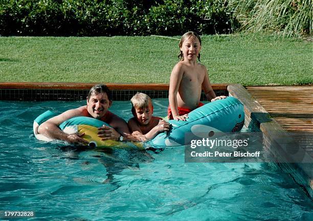Heinz Hoenig mit seinen Kindern Paula und Lukas , Swimming-Pool, Mietvilla, Kapstadt, Südafrika, Afrika, Urlaub, Kind, Schauspieler,
