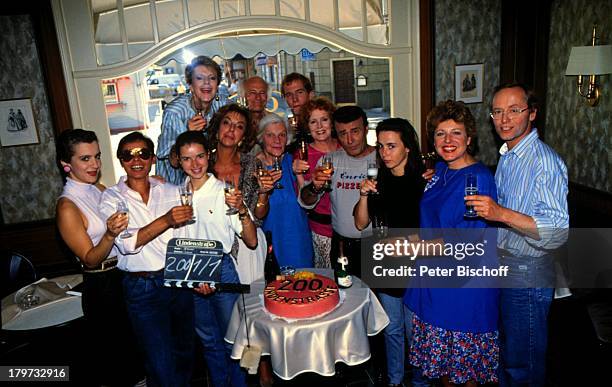 "Lindenstraße" - 200. Folge, Titel: "Großreinemachen";v.l.n.r. Susanne Gannott, Dagmar Hessenland, Brigitte Annessy, Ute Mora, Dieter Schaad,...