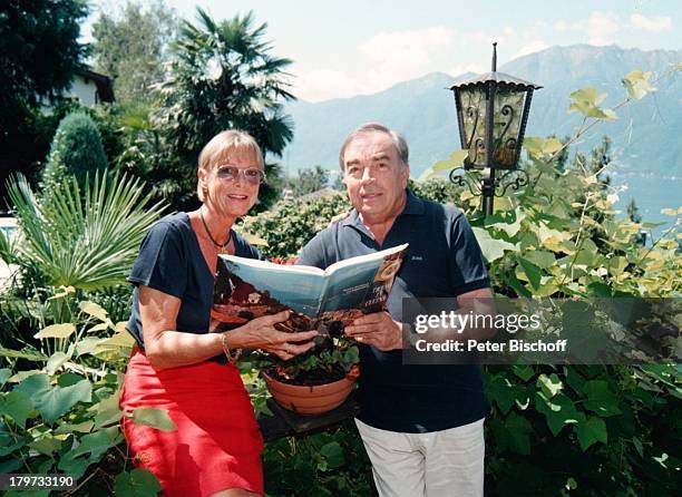 Claus Biederstaedt und Ehefrau Barbara, Buch über italienische Koch-Künste, Homestory im Ferienhaus am Lago Maggiore , Urlaub, deutsche Stimme von;J...