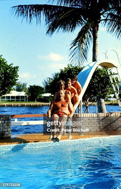 James Last mit Ehefrau Waltraud und den Kindern Ronnie und Rina, altes Haus in Fort Lauderdale/Florida/ USA, , Badehose, freier Oberkörper,...