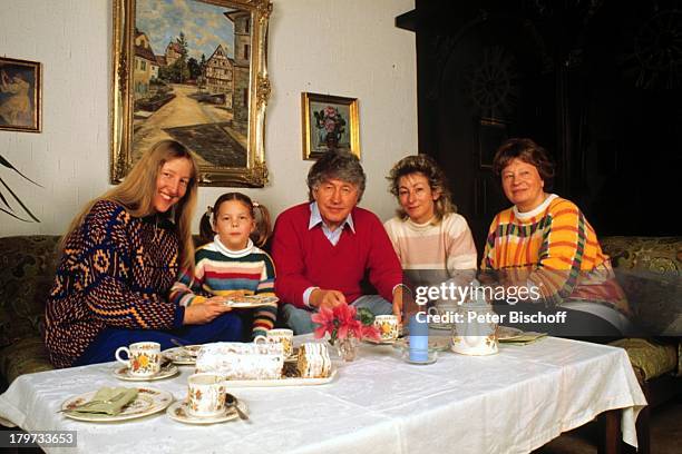 Gotthilf Fischer, Ehefrau Hildegard , Töchter Renate Janicsek und Brigitte Dahm , Enkelin Sandra, Homestory, Weinstadt/Ortsteil von Beutelsbach,...