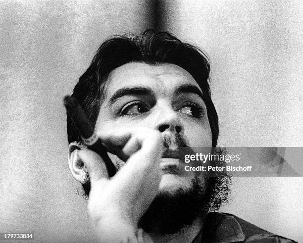 Ernesto "Che" Guevara, Geb.: 14. Juni;1928, Arzt, Guerillaführer, 1967 von;bolivianischen Soldaten aus dem Hinterhalt;erschossen, Zigarre,