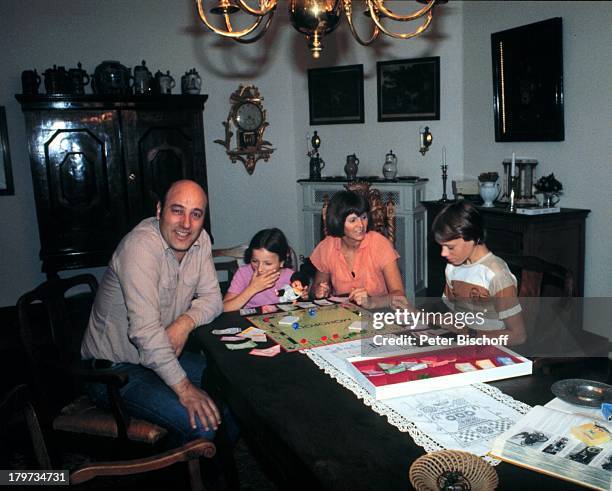 Manfred Krug, Ehefrau Ottilie, Tochter Stefanie und Sohn Daniel, Homestory Berlin, Deutschland, Europa