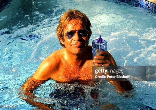 Thomas Fritsch, Swimming-Pool, Cocktail, Baden, Urlaub, Sonnenbrille, Schauspieler, Promis, Prominenter, Prominente,