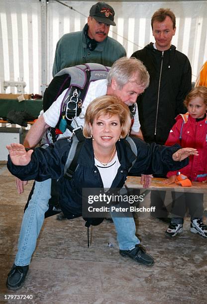 Marianne , Klaus Holzapfel ,;Fallschirmspringen, St. Peter Ording,;Trockenübungen,