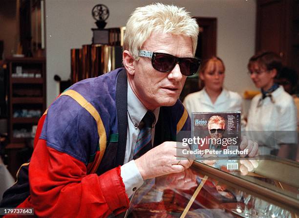 Heino mit neue CD "Eine Träne von Ihr", Sänger, Brille, Cafe, Volksmusik, Promis, Prominenter, Prominente,