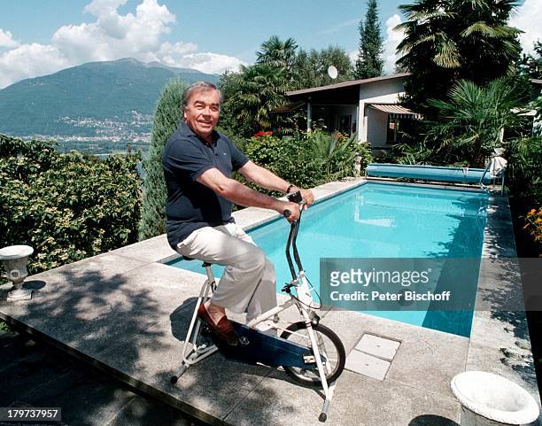 Claus Biederstaedt, Homestory in Lago Maggiore, Schweiz, Europa, Trimm-Rad, Urlaub, deutsche Stimme von J a m e s G a r n e r , Sport, Schauspieler,...