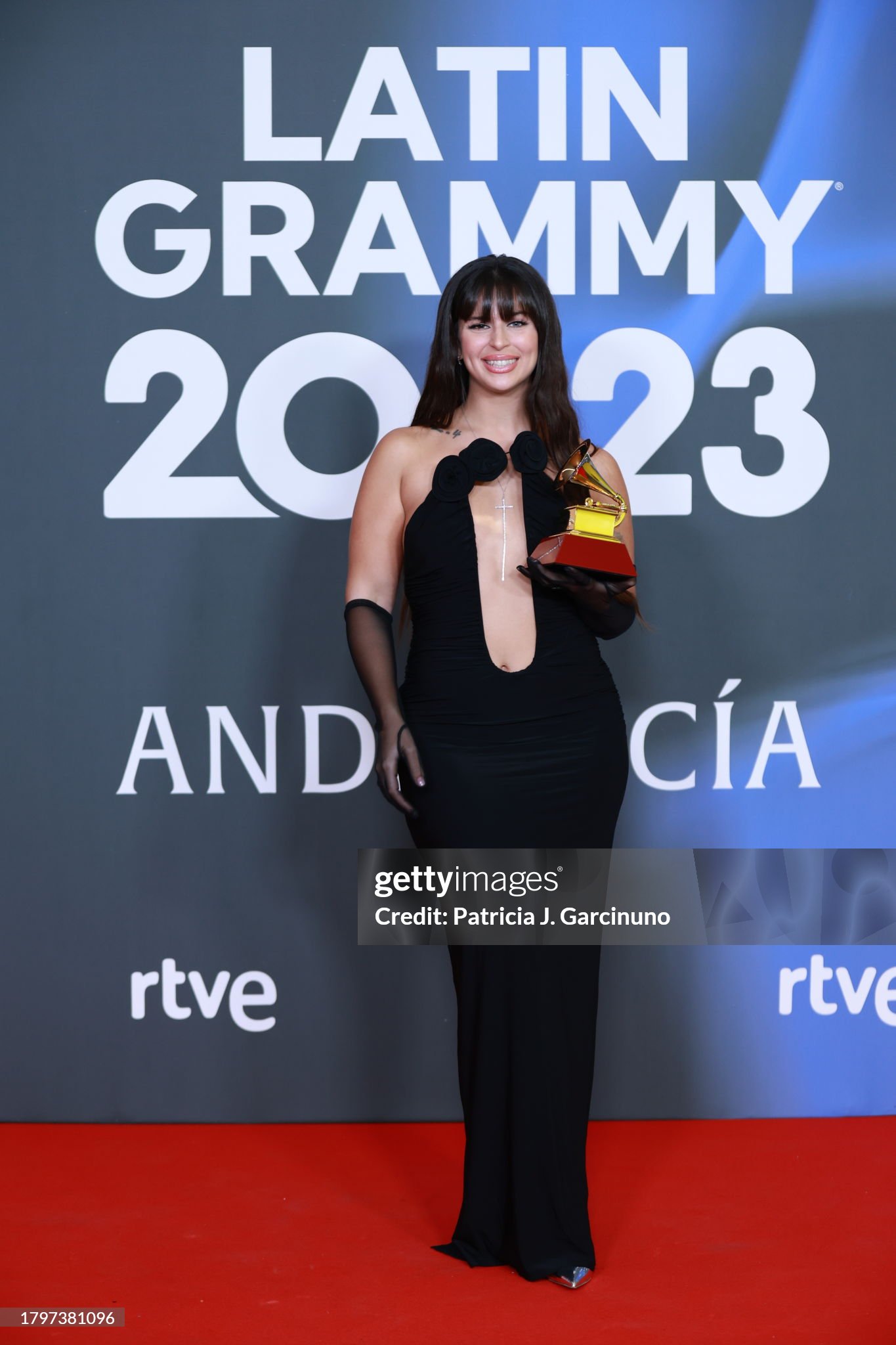 seville-spain-nathy-peluso-poses-with-the-award-for-best-short-form-music-video-in-the-media.jpg (1365×2048)